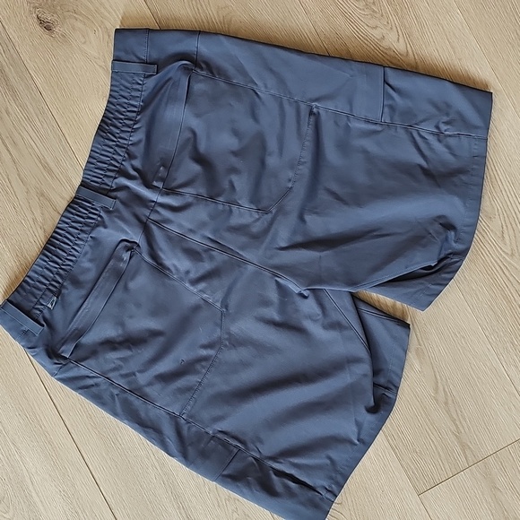 2021 Lululemon Utility Cargo Shorts 8" Inseam, Size 34 - Picture 13 of 16